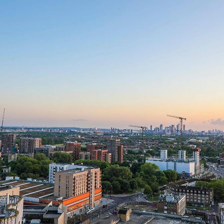 Amazing London City Skyline View & Transport Links Barking  Bagian luar foto
