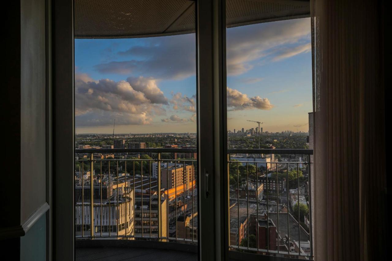 Amazing London City Skyline View & Transport Links Barking  Bagian luar foto